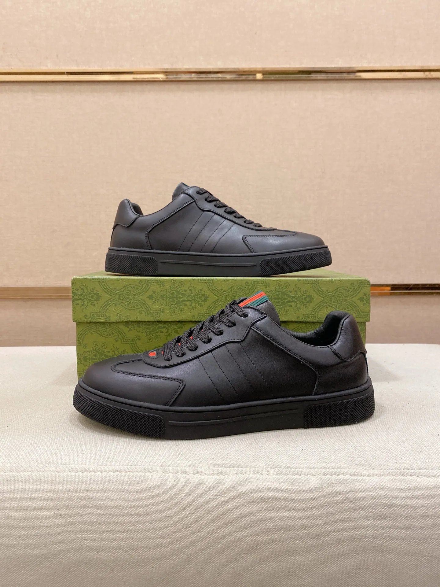 Factory price: 460💰 (GUCCI) The latest model from the official website 🎁🎁Casual and fashionable men's shoes👟, hot style 💥The version is simple and elegant, exclusive for trendy men. Unique official website latest brand elements 👑Gucci original decoration, fashionable and generous, the fabric is original cowhide ✅sheepskin lining, the official website specifies wear-resistant casual outsole, the classic model is taken in kind at the counter🎬38-44 (45 is not returned or exchanged)